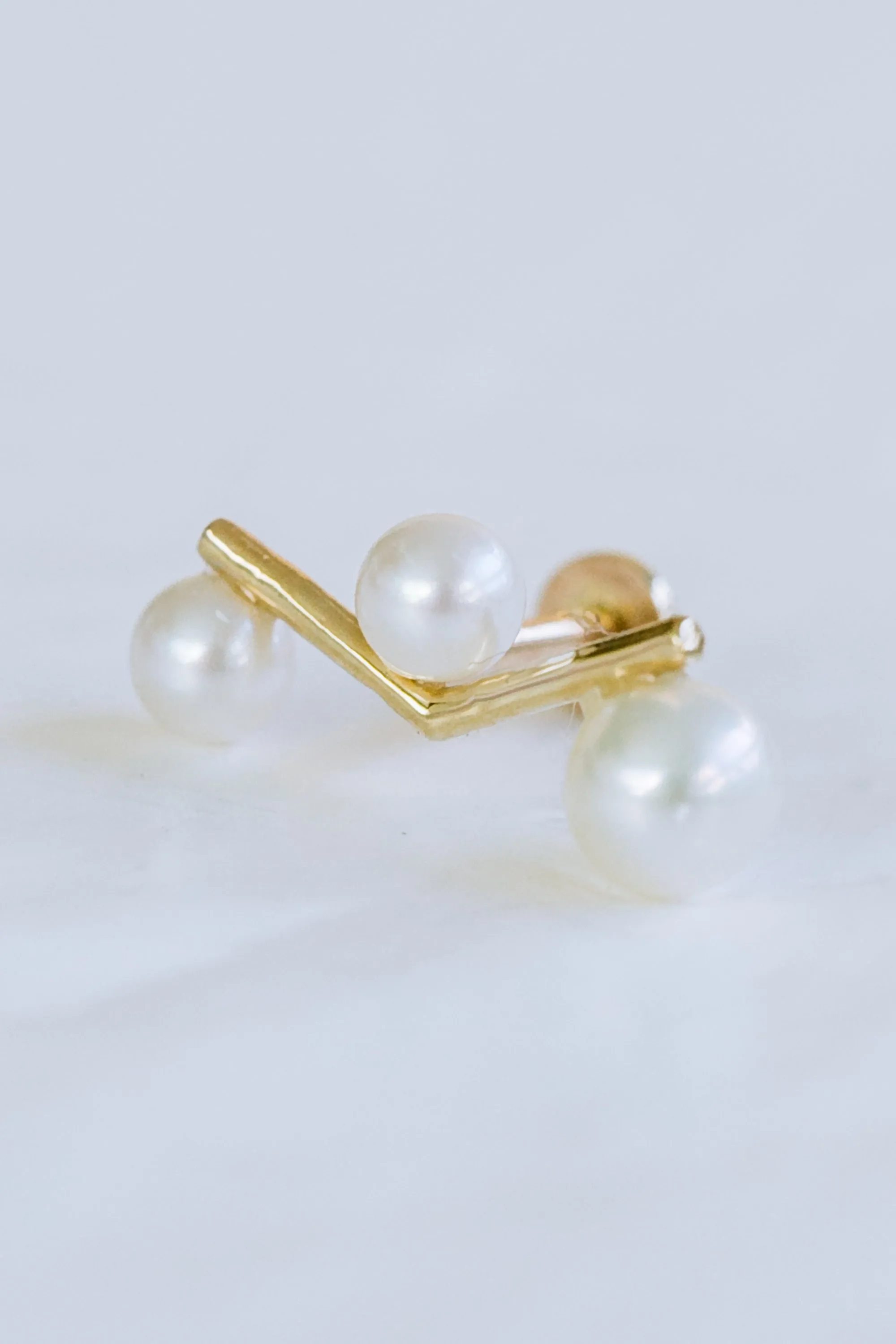 14K Solid Gold Cartilage Delicate Fresh Water Pearl V Chevron Internally Internal Threaded Earring Labret