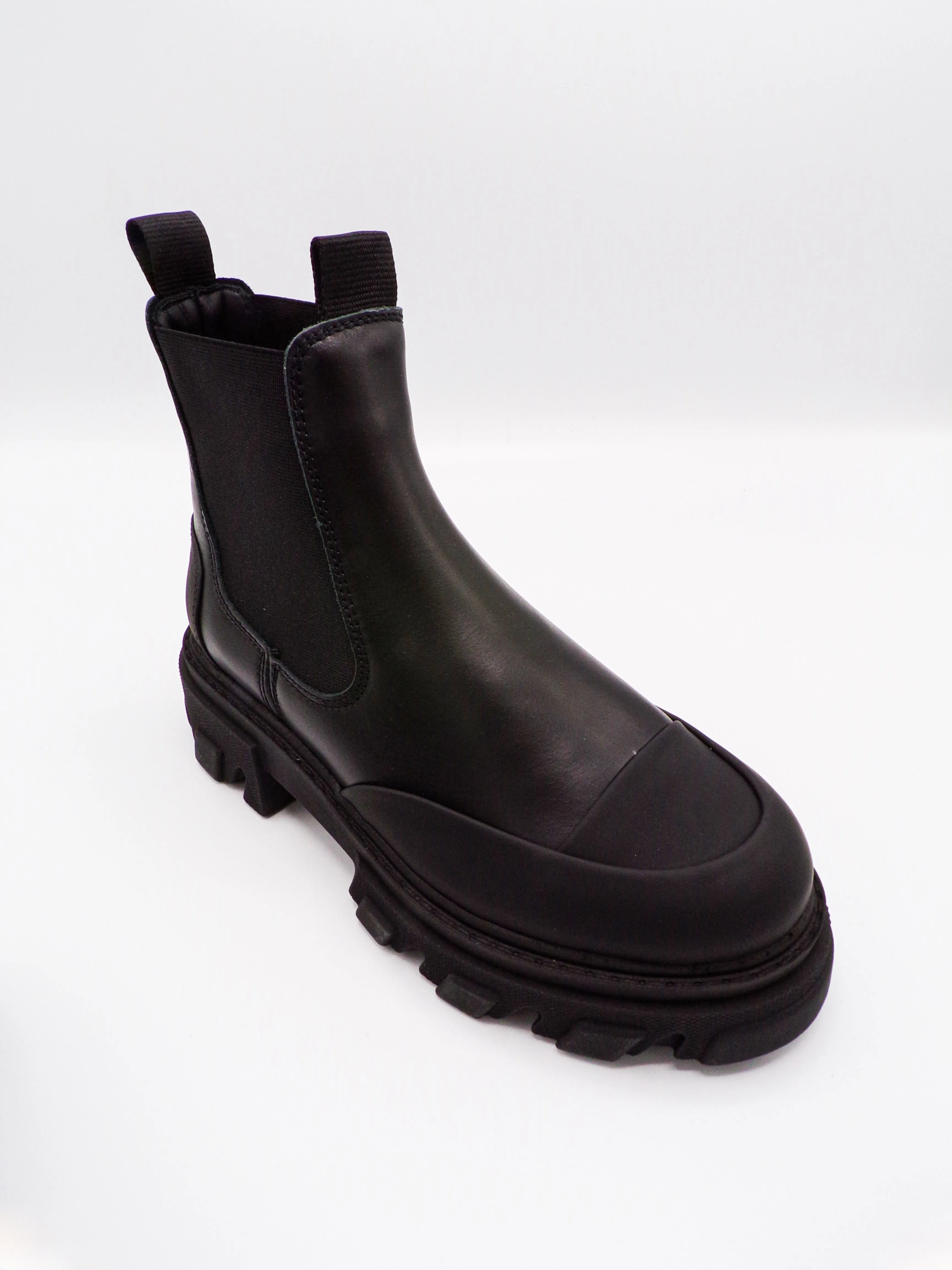 LOW CHELSEA BOOT BLACK STITCH