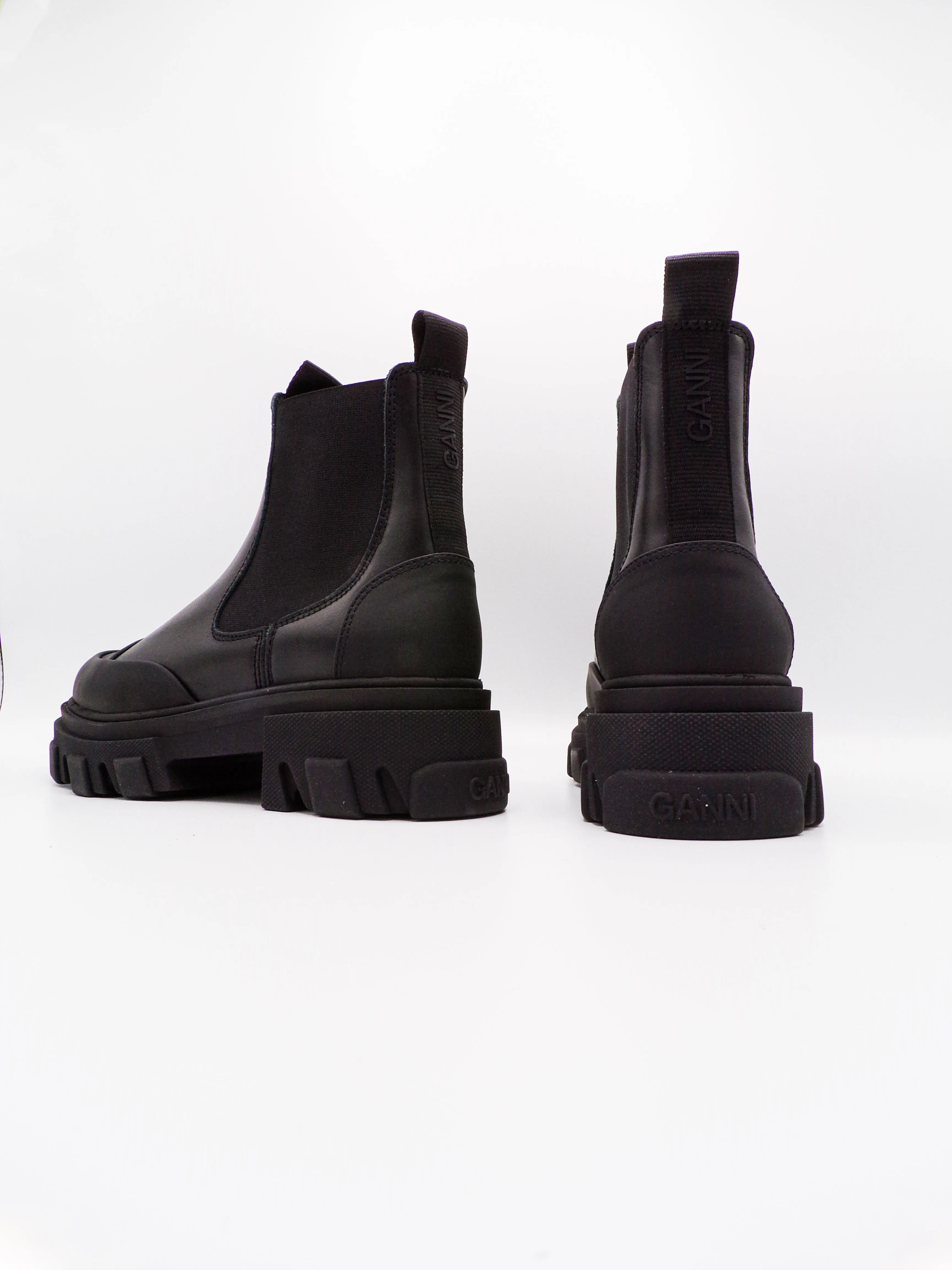 LOW CHELSEA BOOT BLACK STITCH