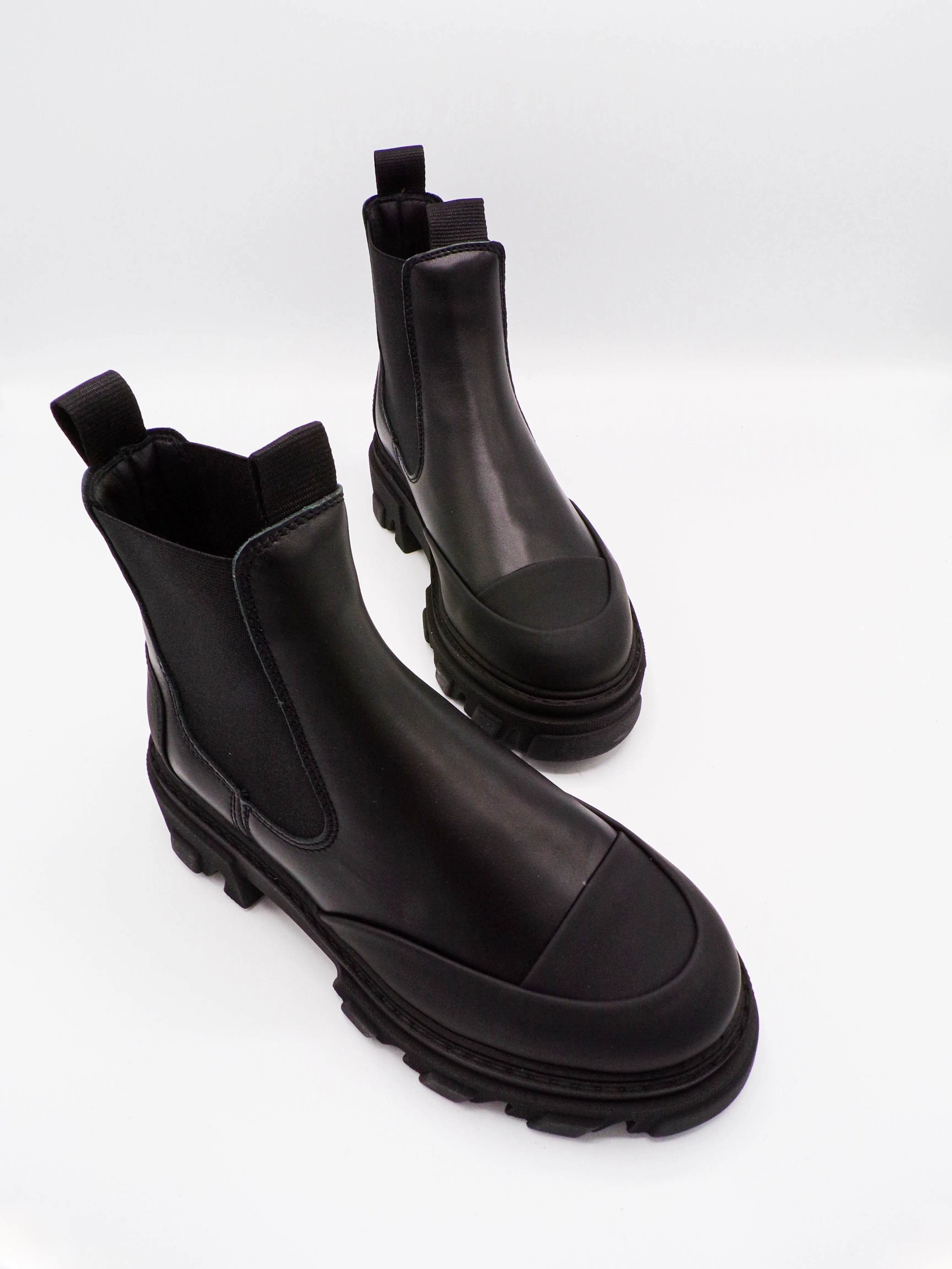 LOW CHELSEA BOOT BLACK STITCH